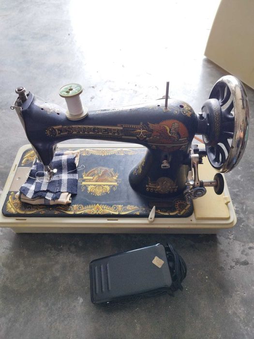 Máquina de costura antiga Singer com pedal e caixa