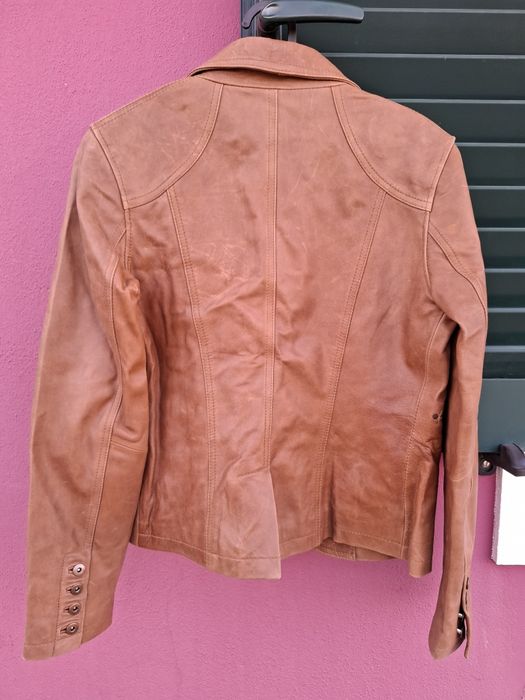 Caso estilo pele em castanho, tamanho L