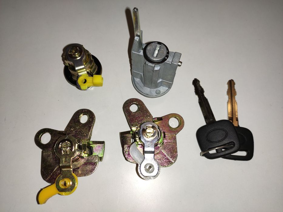 Комплект личинок замков Toyota Corolla E11, набор с ключами Корола Е11