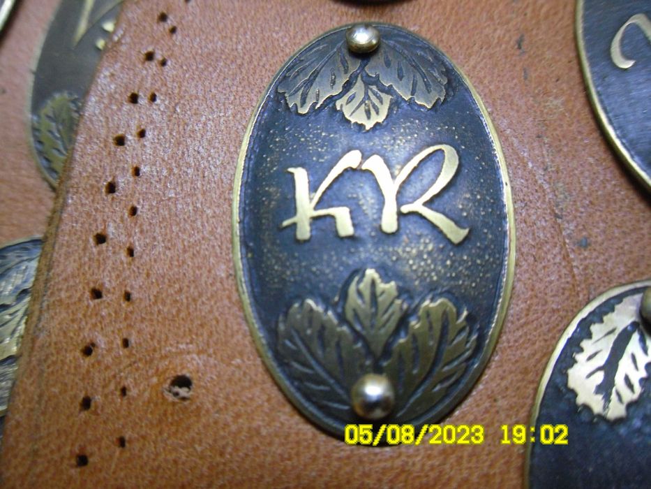 Mosiężny emblemat przypinka ryngraf monogram mosiądz