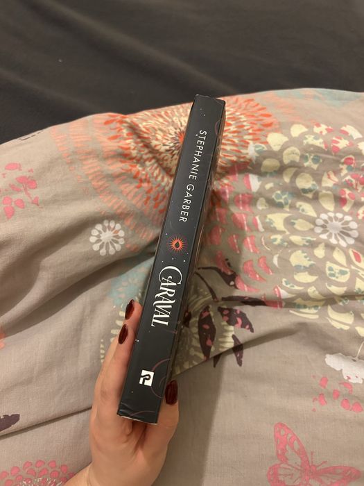 Livro “Caraval”.