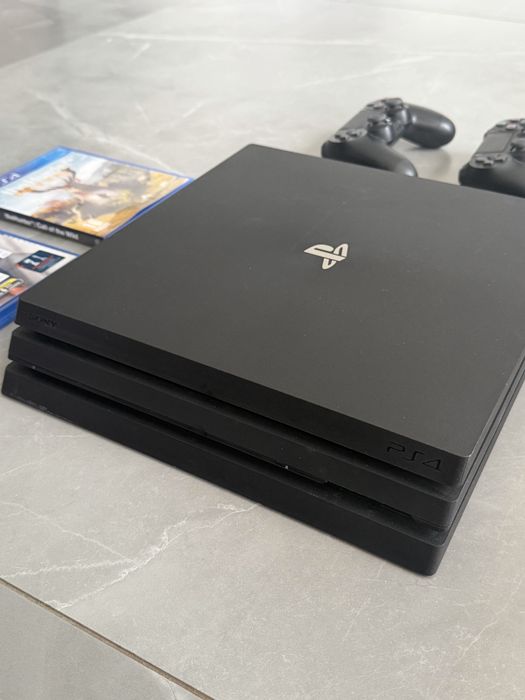 PlayStation 4 Pro 1 TB + 2 pady + 2 gry + oryginalne pudełko