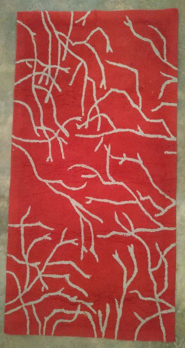 Tapete vermelho com riscos brancos 142x72