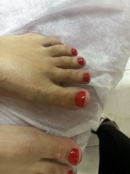 Unha, massagem, pestanas e pedicure.