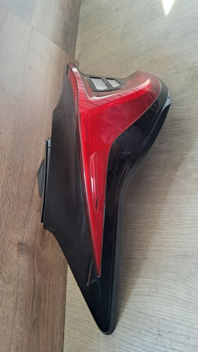 Toyota Yaris IV lampa lewa tylnia tył ładna