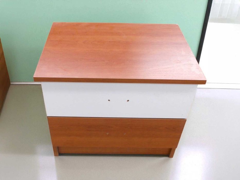 Mesa de Cabeceira em Cerejeira com Gaveta Branca – Com Defeito