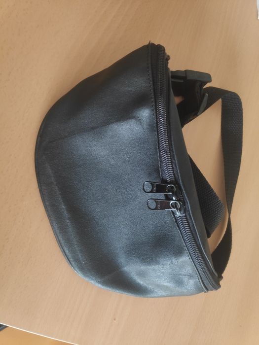 Bolsa de cintura em pele