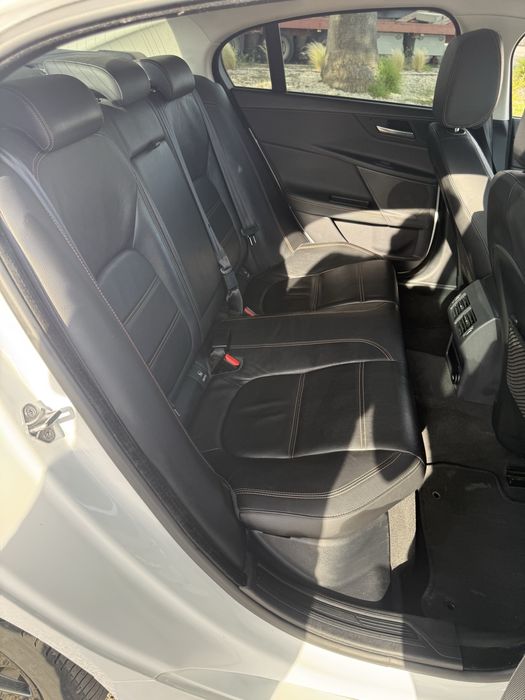 Jaguar XE Prestige Saloon