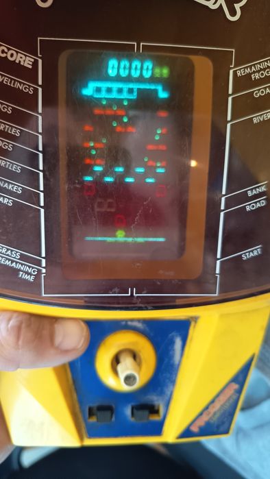 Retro gra na baterie  i zasilacze FROGGER