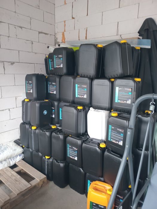 Каністри поліпропіленовів ідеальному стані( 20,5 літрів)