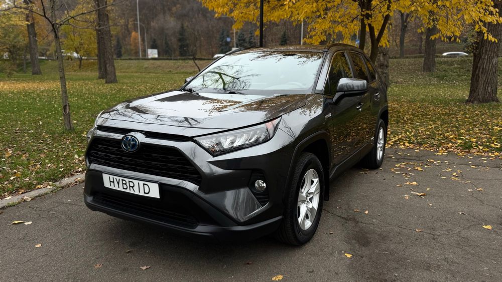 -Автомобіль в ідеальному стані з мінімальним пошкодженням.
-Все відновлено з оригінальних запчастин.
-Кузов автомобіля покритий керамікою, а вікна антидощем.
Повний привід в поєднанні з гібридною установкою від TOYOTA- це дійсно те що перевірене роками, і ніколи не підведе.
-Вибір режимів руху є крутою функцією яка дозволить вам або максимально економити паливо, або динамічно пересуватися по місту.
-Неймовірно зручний і ергономічний салон автомобіля радуватиме вас щодня.
-Забудьте про незручності в пробах(автомобіль автоматично триматиме гальма на світлофорах)
-Не потрібно постійно перемикати ближнє та дальше світло фар, автомобіль це робитиме за вас.
-Система безпечної їзди  (радар) працює ідеально. (автомобіль розпізнає смуги руху і автоматично втримує автомобіль на дорозі.) -Також автомобіль укомплектовано адаптивним круїз контролем( тримає дистанцію за переднім авто і розганяється і гальмує автоматично.)
-Новітня мультимедійна система буде дарувати вам максимальне задоволення.( через мультимедіа можна налаштувати все)
-CarPlay / Android Avto суттєво полегшує керуванням навігацією і мультимедією . вам більше не будуть потрібні тримачі телефону, так як все працює в штатній мультимедіа.
- Можна писати дуже багато чого, але краще все побачити на свої очі і все зрозуміти. 
Автомобіль знаходиться в Києві і його можна переглянути в будь-який час .