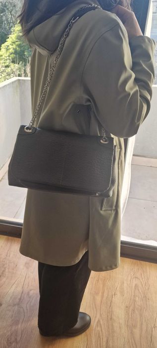 Carteira Cortefiel ecopele com corrente metálica