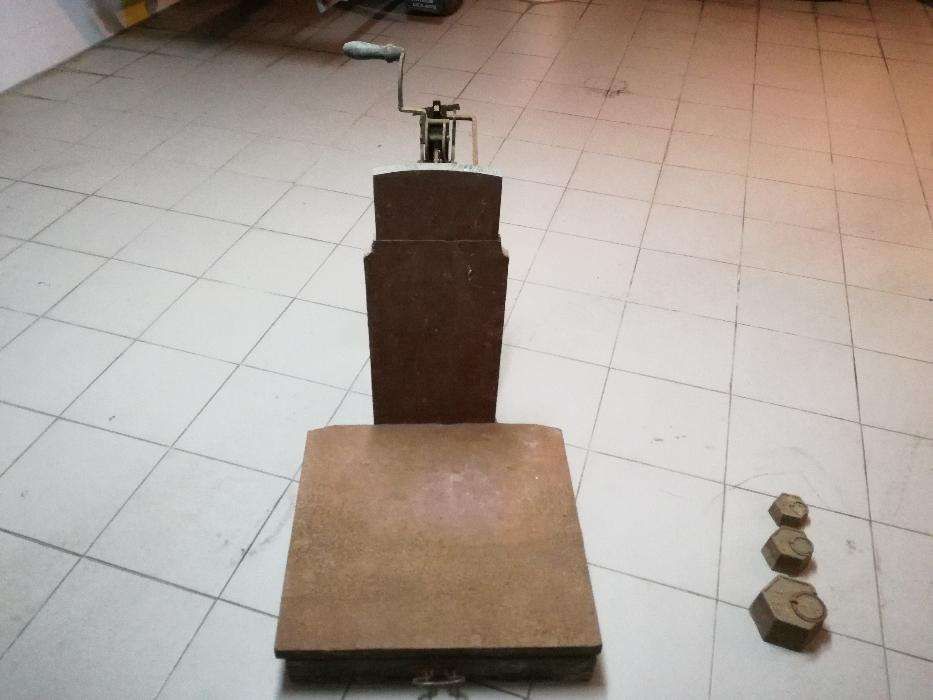 Balança decimal antiga com pesos