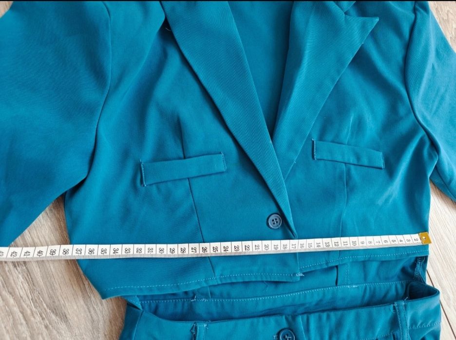 Kombinezon od PrettyLittleThing w intensywnym, niebieskim kolorze