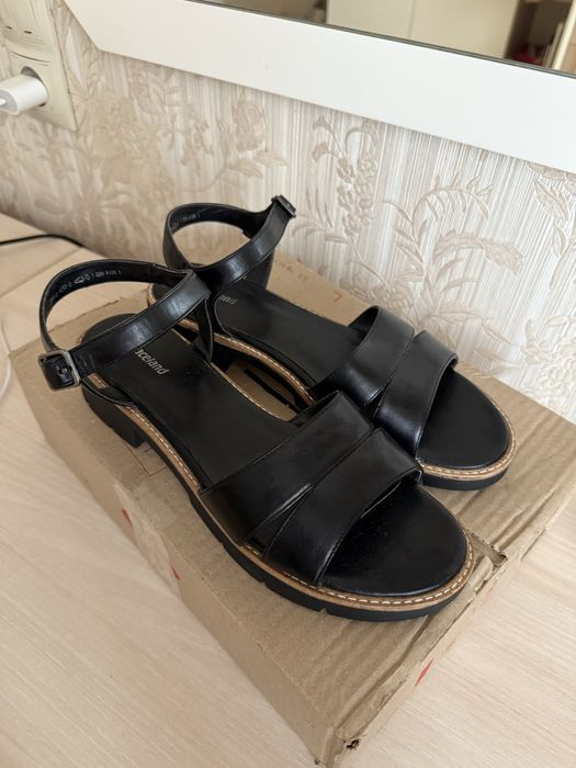 Чорні босоніжки 40 розмір