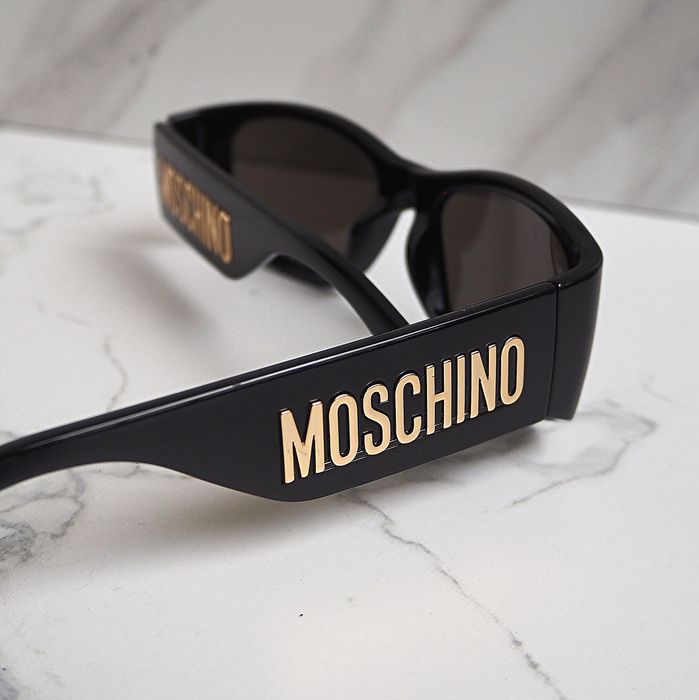 Czarne okulary przeciwsł. – stylowy dodatek z charakterem Moschino