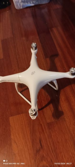 Drone DJI Phantom 4 e peças sobressalentes