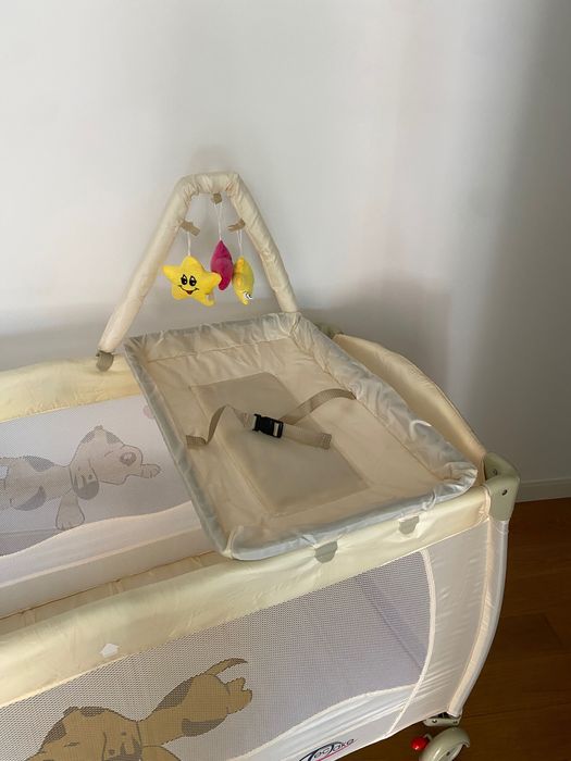 Berço de viagem amarelo claro