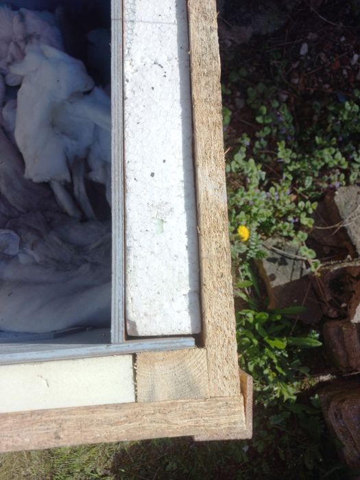 Duża buda dla psa lub kota lub razem.