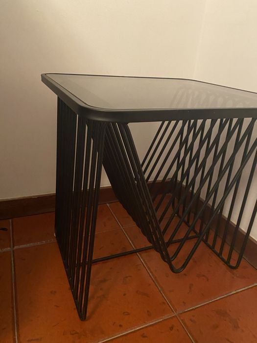 Mesa preta com tampo de vidro da homa