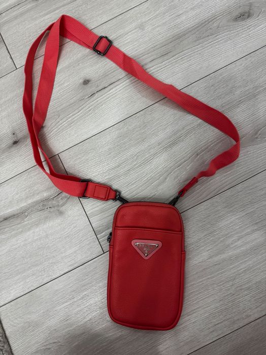 Жіноча сумочка для телефона prada рожевого кольору