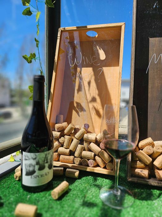 Quadro de Madeira para Guardar Rolhas