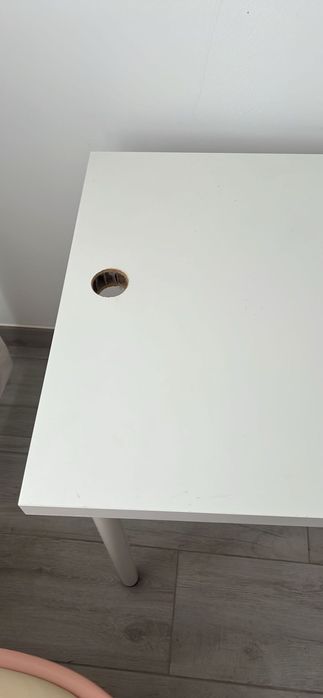 Mesa de estética com arrumes.