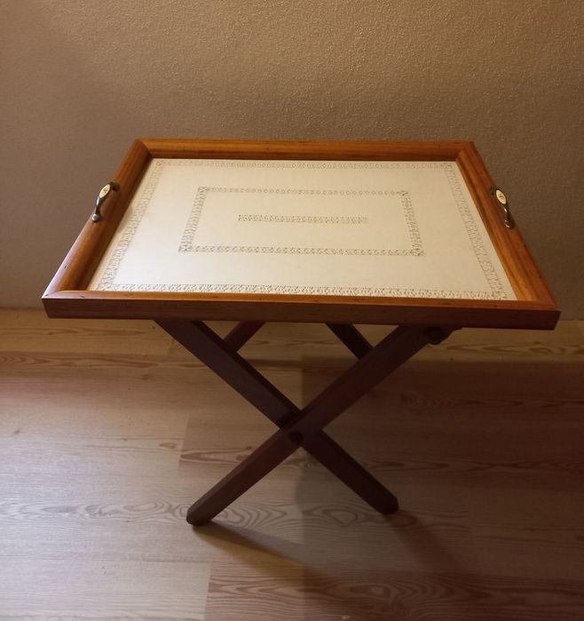 Mesa desdobrável em madeira e bordado 75x54x68,5cm