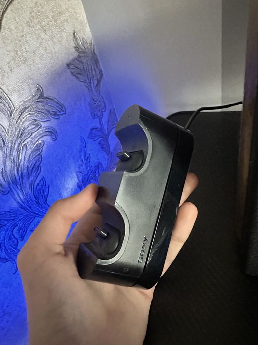 2 джойстика с зарядной станцией Dualshock 4