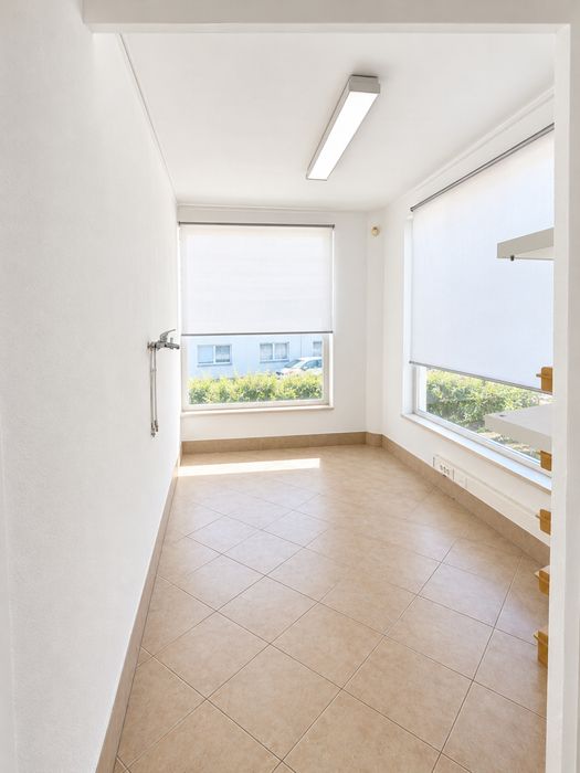 Espaço Comercial para Arrendamento – Torre da Marinha |m