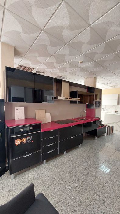 Cozinha em Termolaminado Preto, com Bancadas e Eletrodomésticos nova.