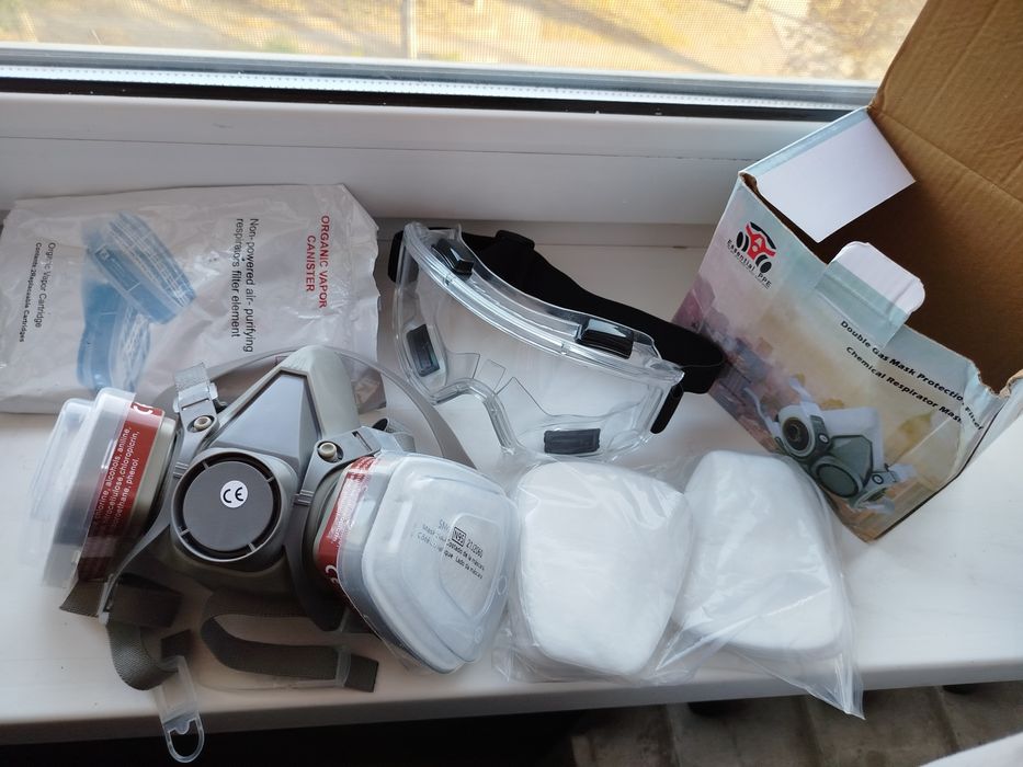 Респиратор ПОЛУ маска 16 в 1 с угольными фильтрами  и защитными очками