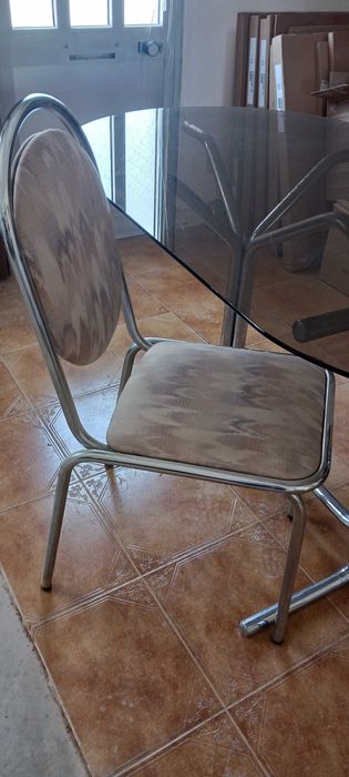 Conjunto de mesa e 6 cadeiras, elegante e funcional
