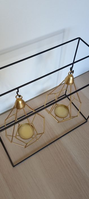 Castiçal dourado e preto