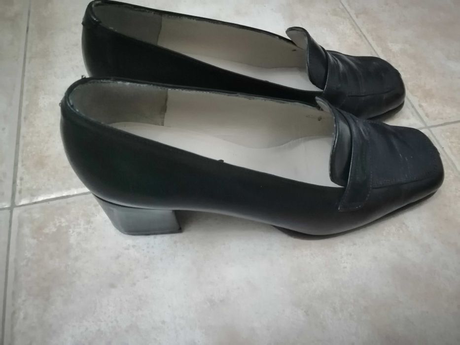 Sapatos clássicos em pele