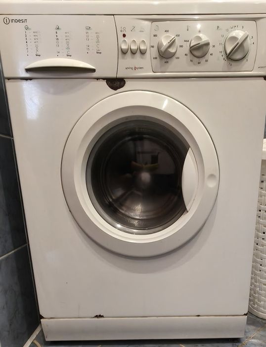 Продається пральна машинка б/в Indesit.