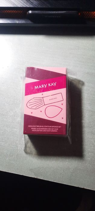 Pędzel i gąbeczka do konturów Mary kay