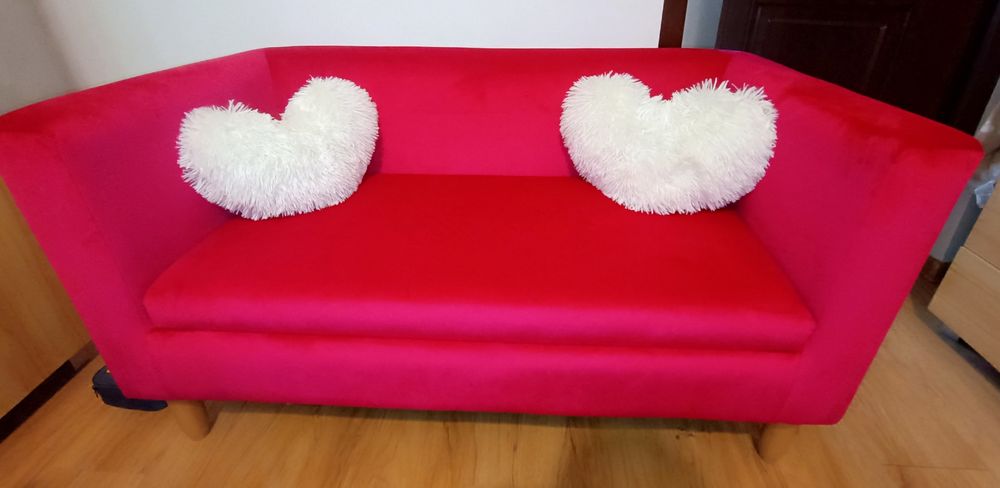Elegancka sofa różowa,