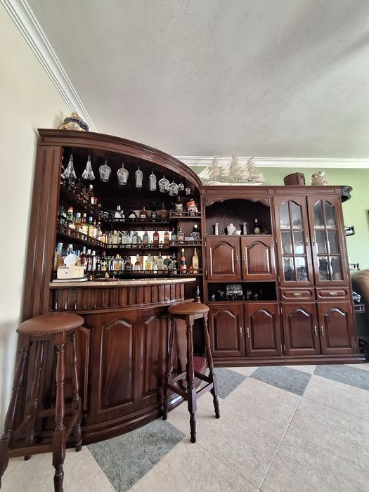 Móvel de Bar de Luxo Clássico em Madeira Maciça com Balcão e Bancos
