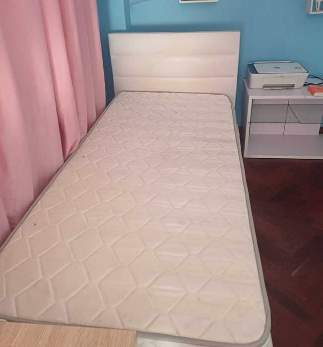 1 Cama solteiras com mesa de cabeceira,secretaria com cadeira e uma cômoda