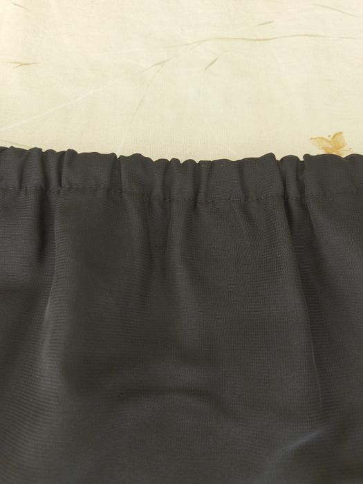 Saia preta assimétrica