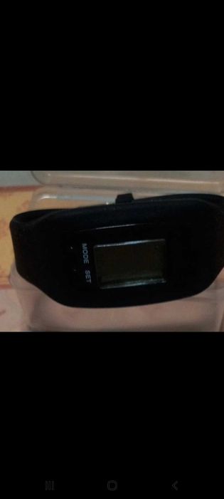 Relógio e Pedómetro preto.