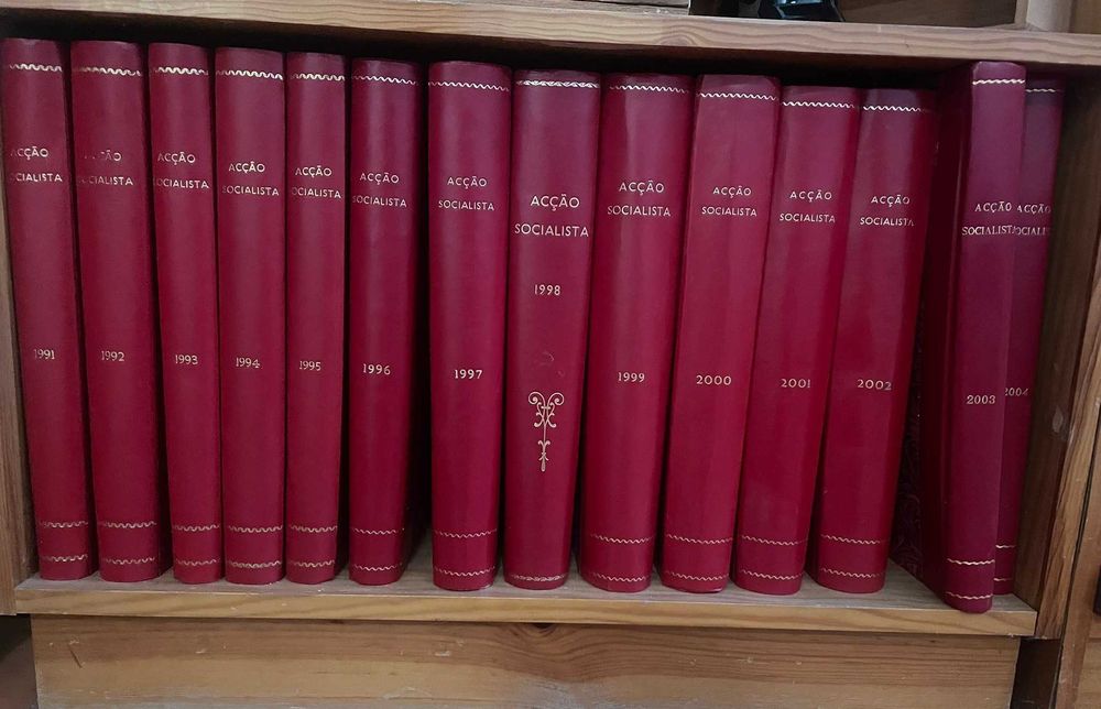 Lote de 26 livros com Jornais Ação Socialista 78 a 2001