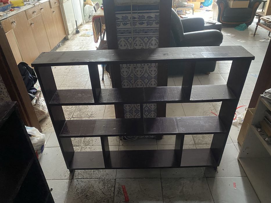 Uma estante 10€ 1,10-90-16 para guardare seus livros