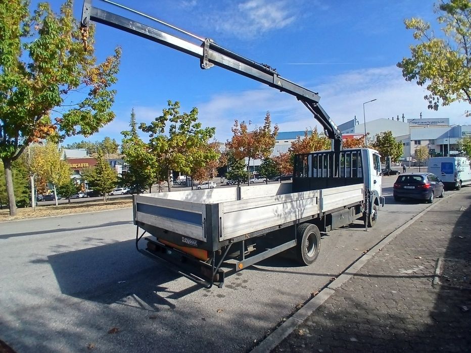 Camião Nissan com grua