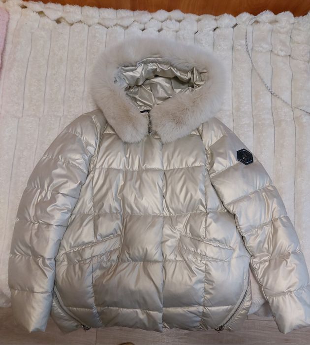 Жіноча зимова куртка, з натуральним хутром на  капюшоні, не нова
