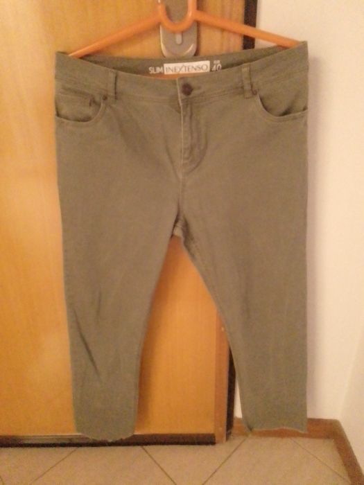 Top de Verão e calça verde escuro confortáveis.