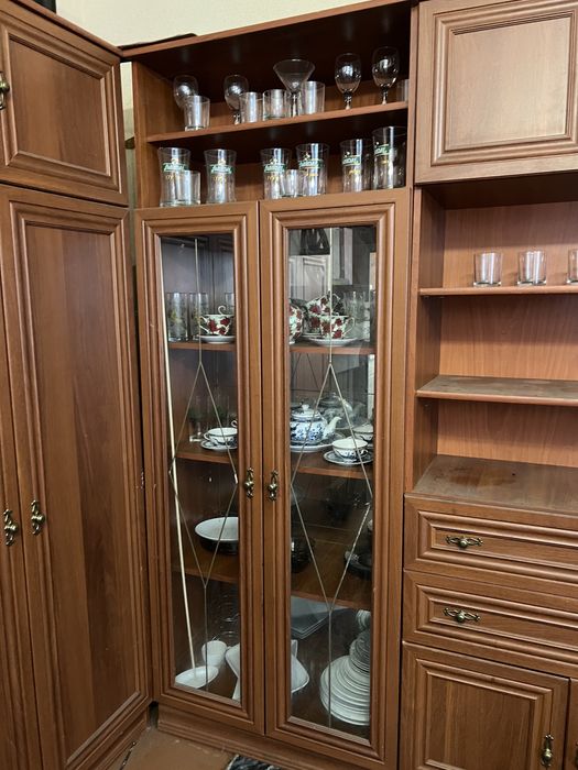 Стінка, сервант.