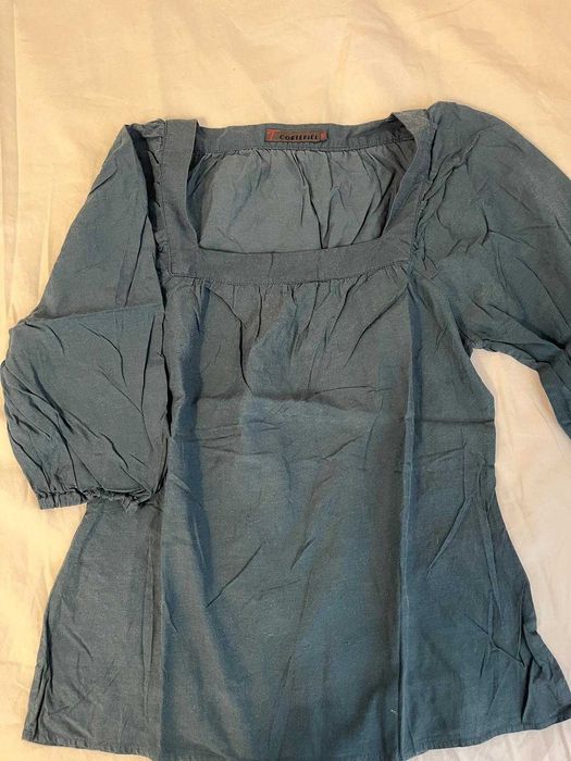 Blusa de verão com corte do pescoço quadrado e mangas bufantes