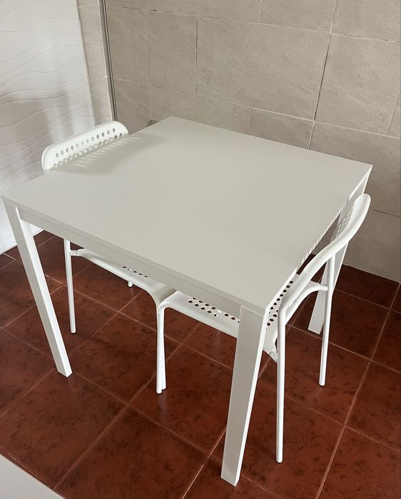 Mesa e cadeiras